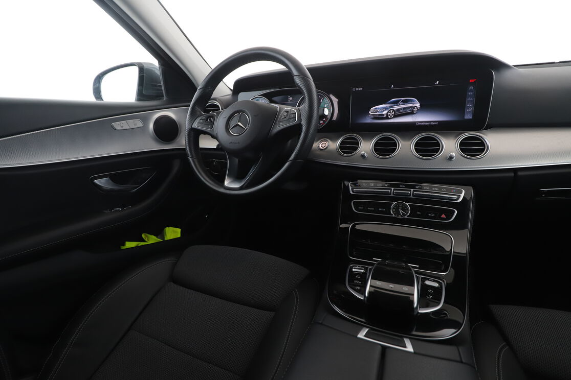 Intérieur côté conducteur depuis le siège arrière