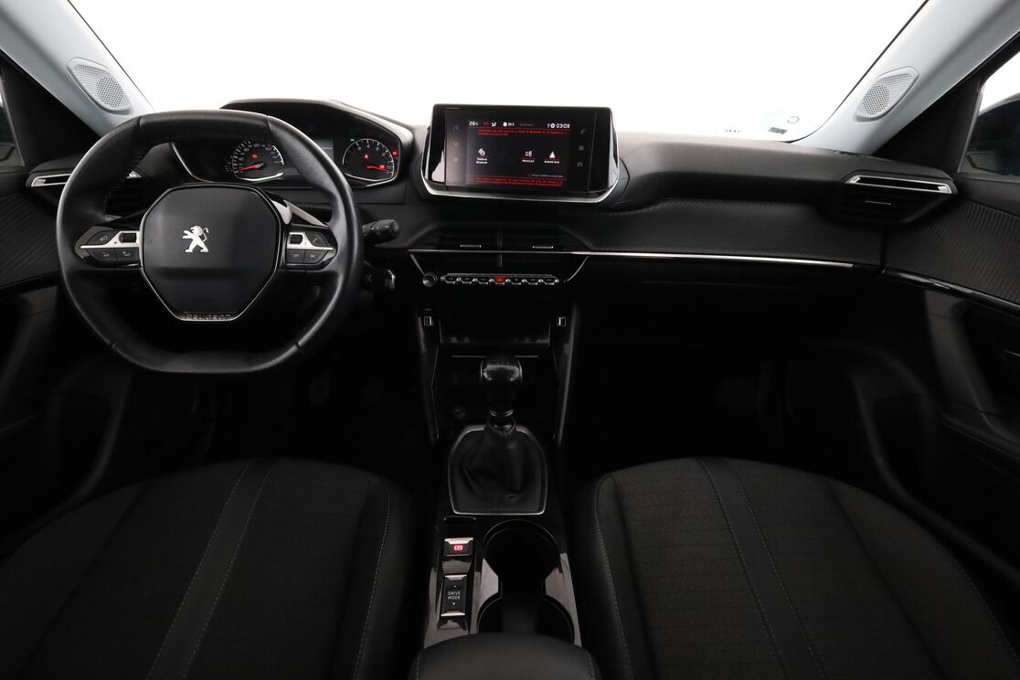 Interior frontal de la cabina desde el asiento trasero
