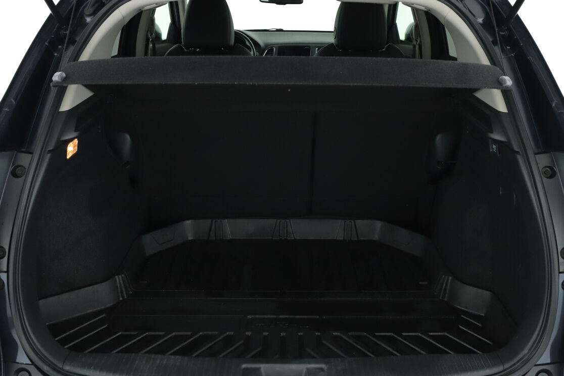 carDetails.imgAlt.interior.9