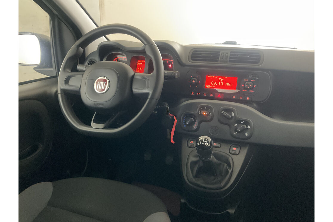 Interno lato guidatore, dal sedile posteriore