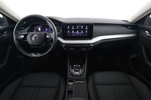 Interior frontal de la cabina desde el asiento trasero