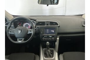 Interno anteriore dell'abitacolo, dal sedile posteriore