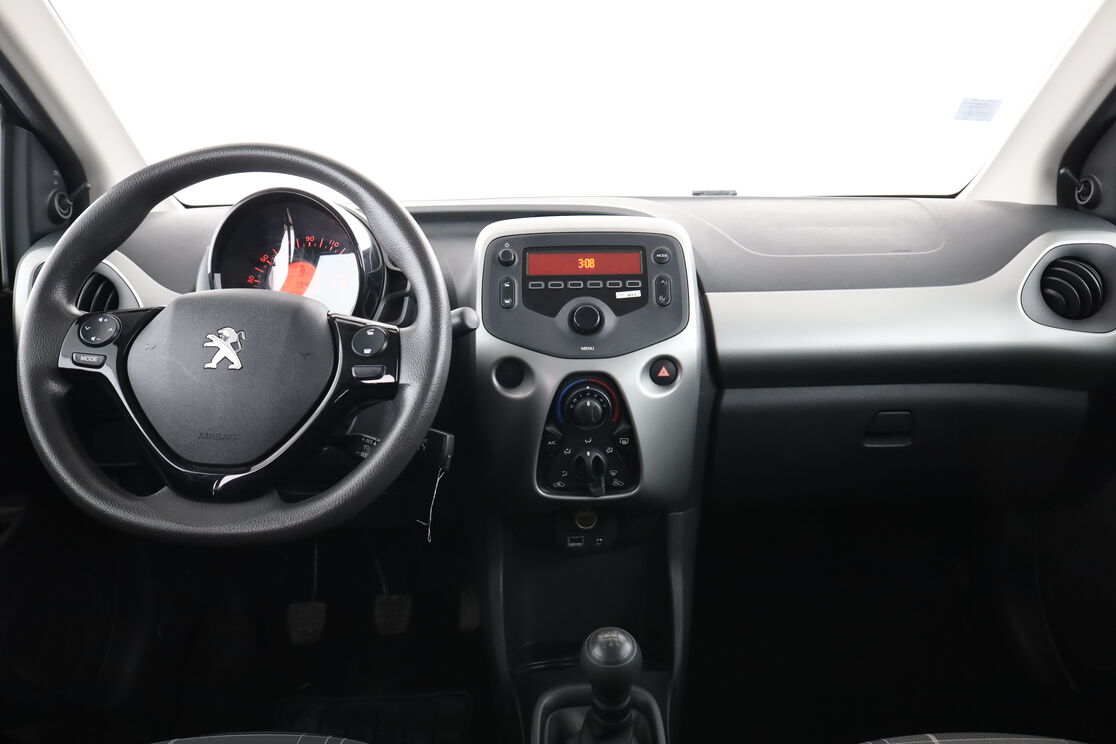 Intérieur avant de l'habitacle depuis le siège arrière