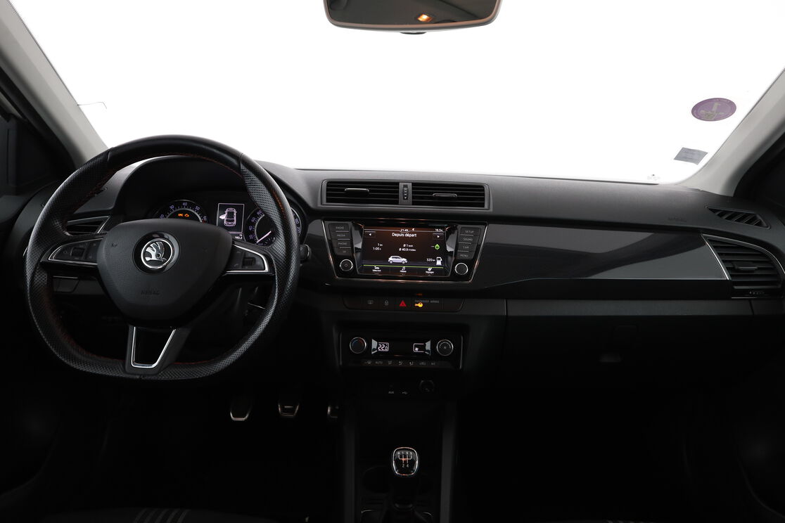 Intérieur avant de l'habitacle depuis le siège arrière