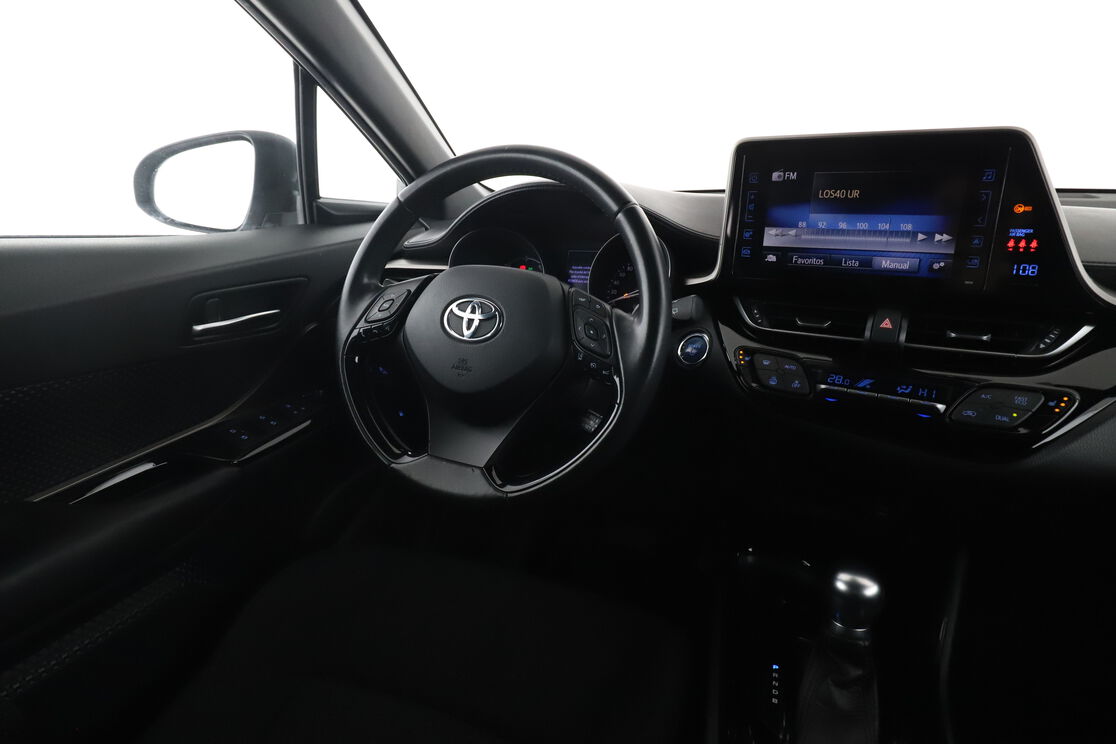 Interior lado del conductor desde el asiento trasero