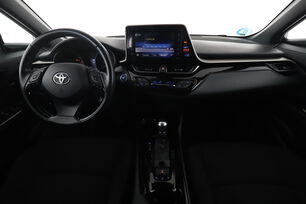 Interior frontal de la cabina desde el asiento trasero