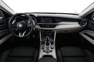 Interior frontal de la cabina desde el asiento trasero