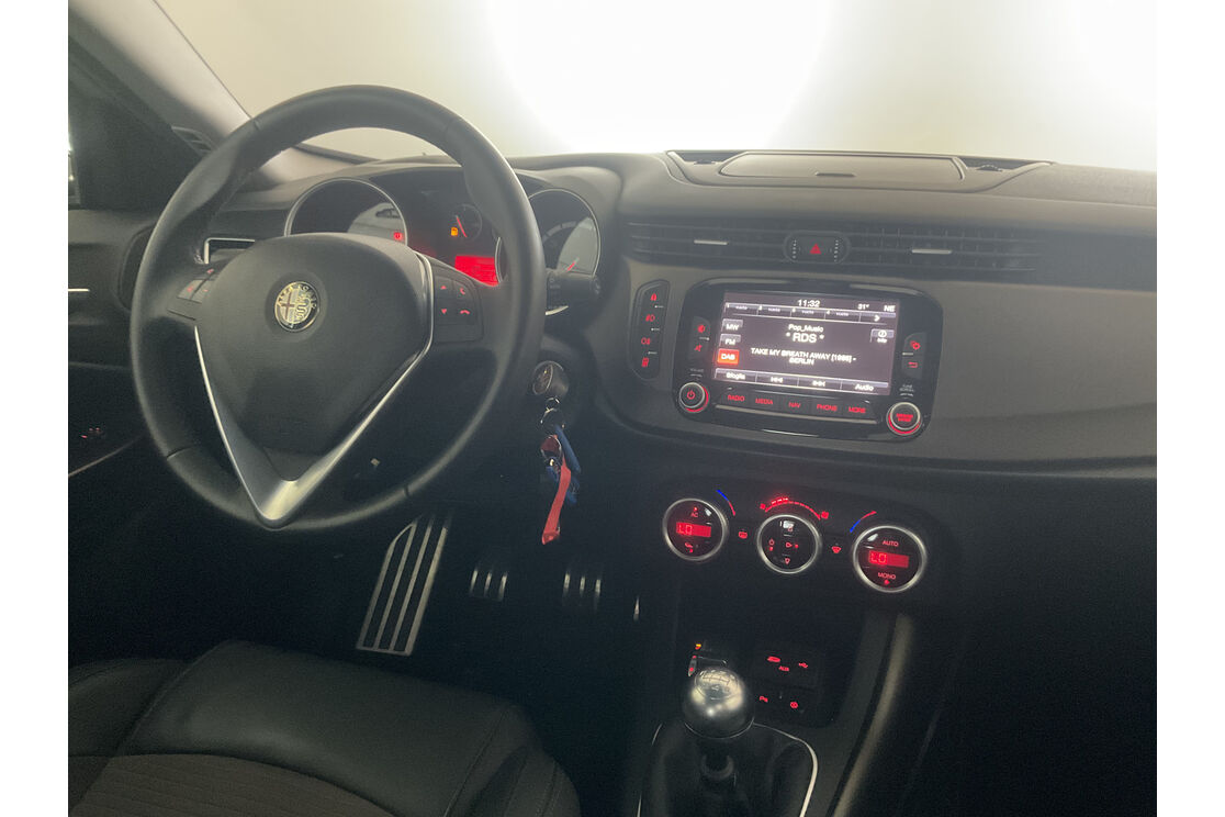 Interno lato guidatore, dal sedile posteriore