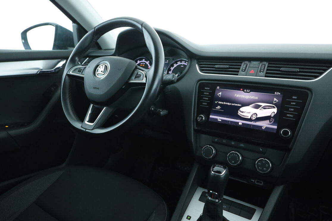 Innenraum der Fahrerseite vom Rücksitz