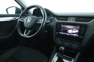 Innenraum der Fahrerseite vom Rücksitz