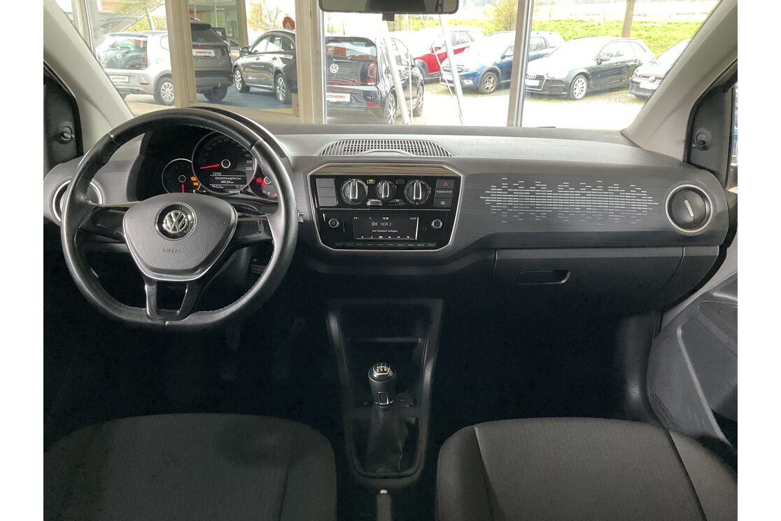 Vorderseite des Innenraums des Cockpits vom Rücksitz aus