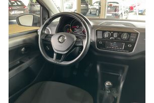 Innenraum der Fahrerseite vom Rücksitz