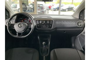 Vorderseite des Innenraums des Cockpits vom Rücksitz aus