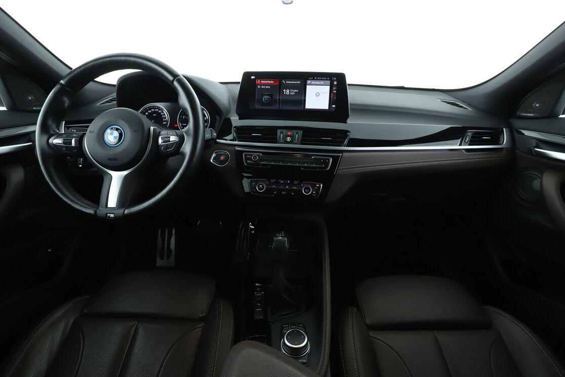 Vorderseite des Innenraums des Cockpits vom Rücksitz aus