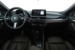 Vorderseite des Innenraums des Cockpits vom Rücksitz aus