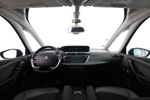 Intérieur avant de l'habitacle depuis le siège arrière