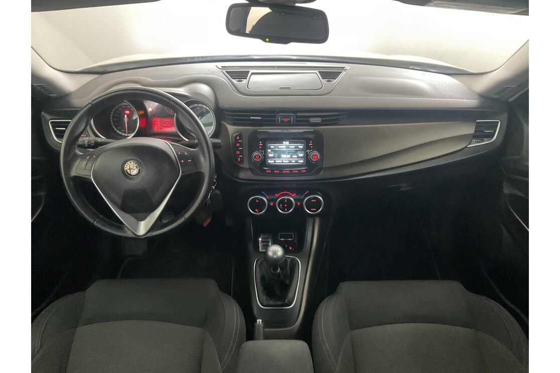 Interno anteriore dell'abitacolo, dal sedile posteriore