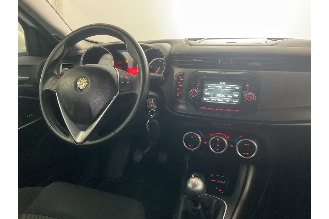 Interno lato guidatore, dal sedile posteriore