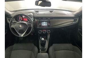 Interno anteriore dell'abitacolo, dal sedile posteriore