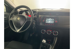 Interno lato guidatore, dal sedile posteriore
