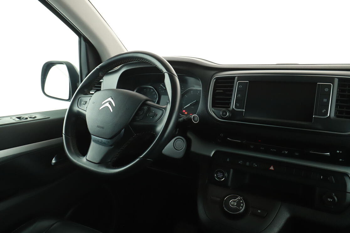 Innenraum der Fahrerseite vom Rücksitz