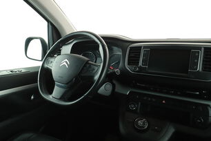 Innenraum der Fahrerseite vom Rücksitz