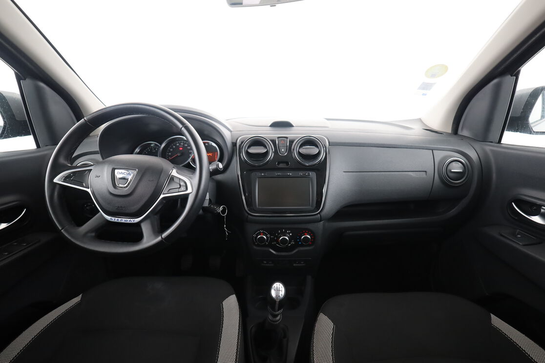 Intérieur avant de l'habitacle depuis le siège arrière