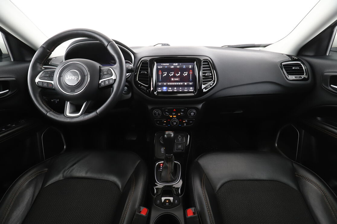 Främre interiör sett från baksätet