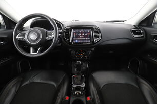 Främre interiör sett från baksätet