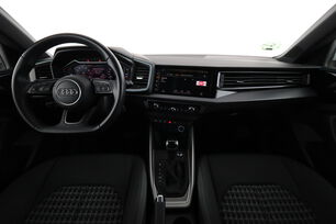 Interior frontal de la cabina desde el asiento trasero