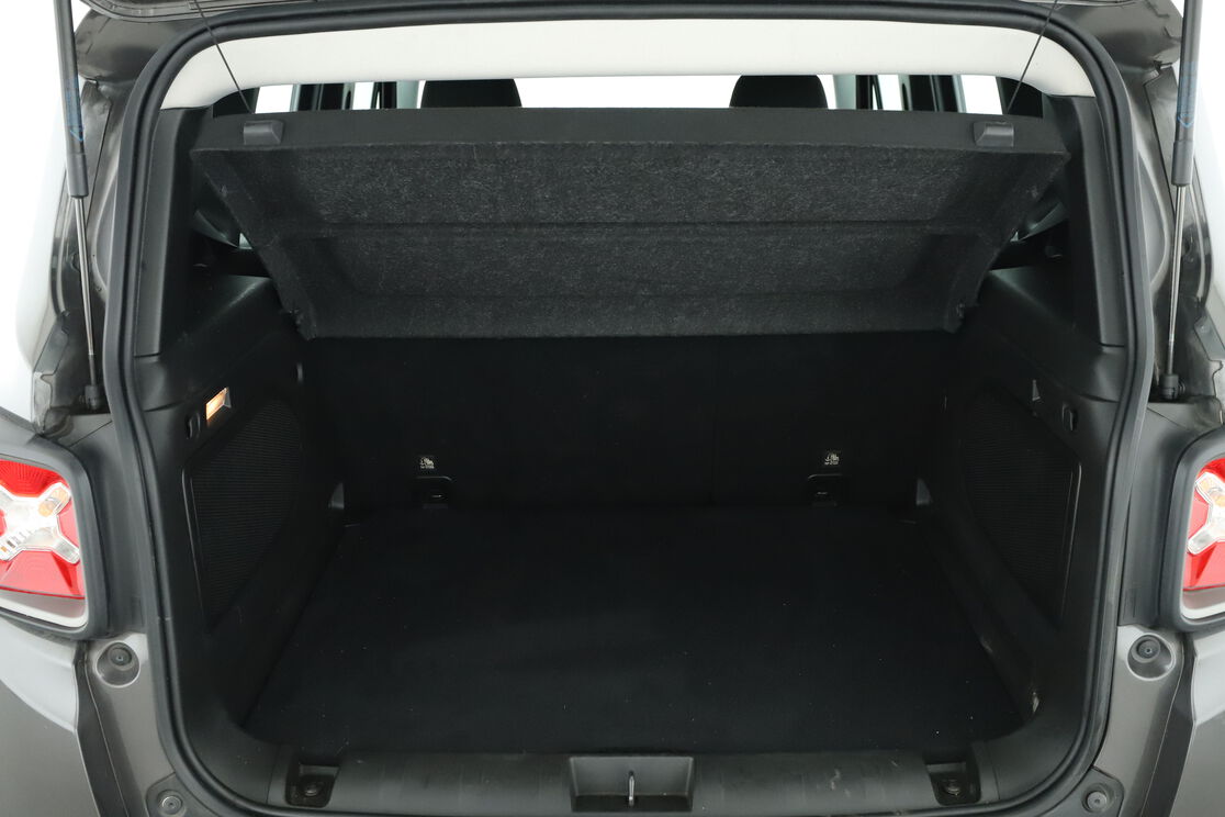 carDetails.imgAlt.interior.9