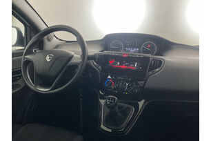 Interno lato guidatore, dal sedile posteriore