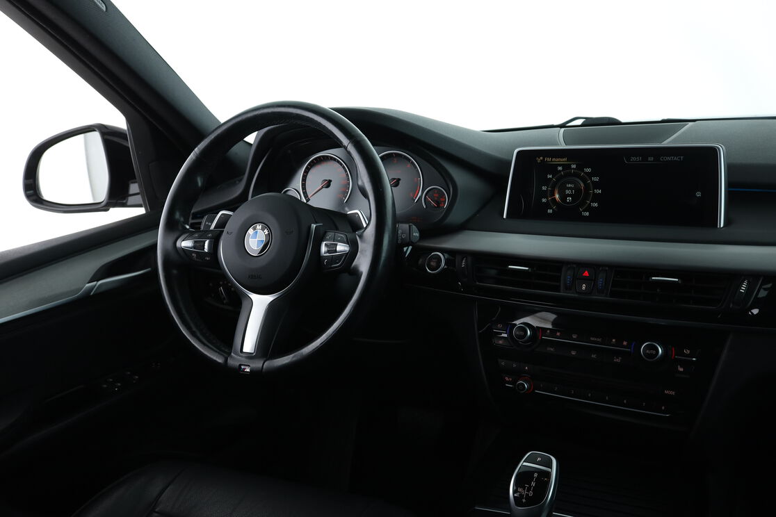 Intérieur avant de l'habitacle depuis le siège arrière