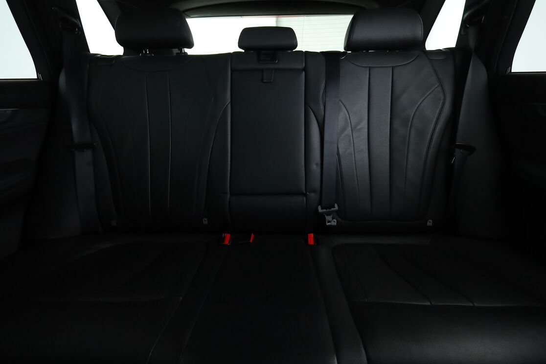 Intérieur sièges arrière depuis le côté conducteur