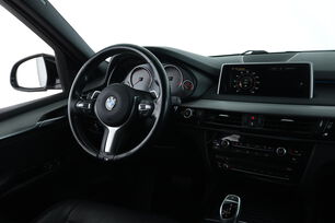 Intérieur avant de l'habitacle depuis le siège arrière