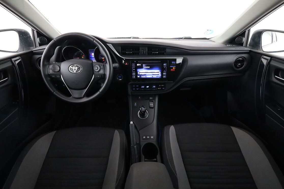 Interior frontal de la cabina desde el asiento trasero