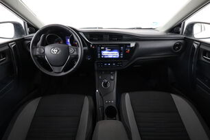 Interior frontal de la cabina desde el asiento trasero