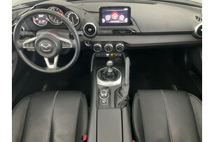 Interno anteriore dell'abitacolo, dal sedile posteriore
