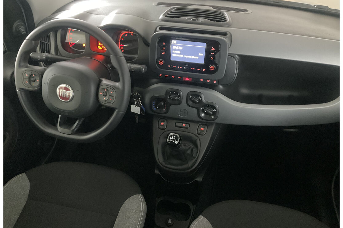 Interno lato guidatore, dal sedile posteriore