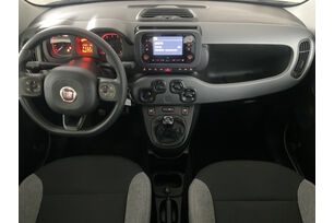 Interno anteriore dell'abitacolo, dal sedile posteriore