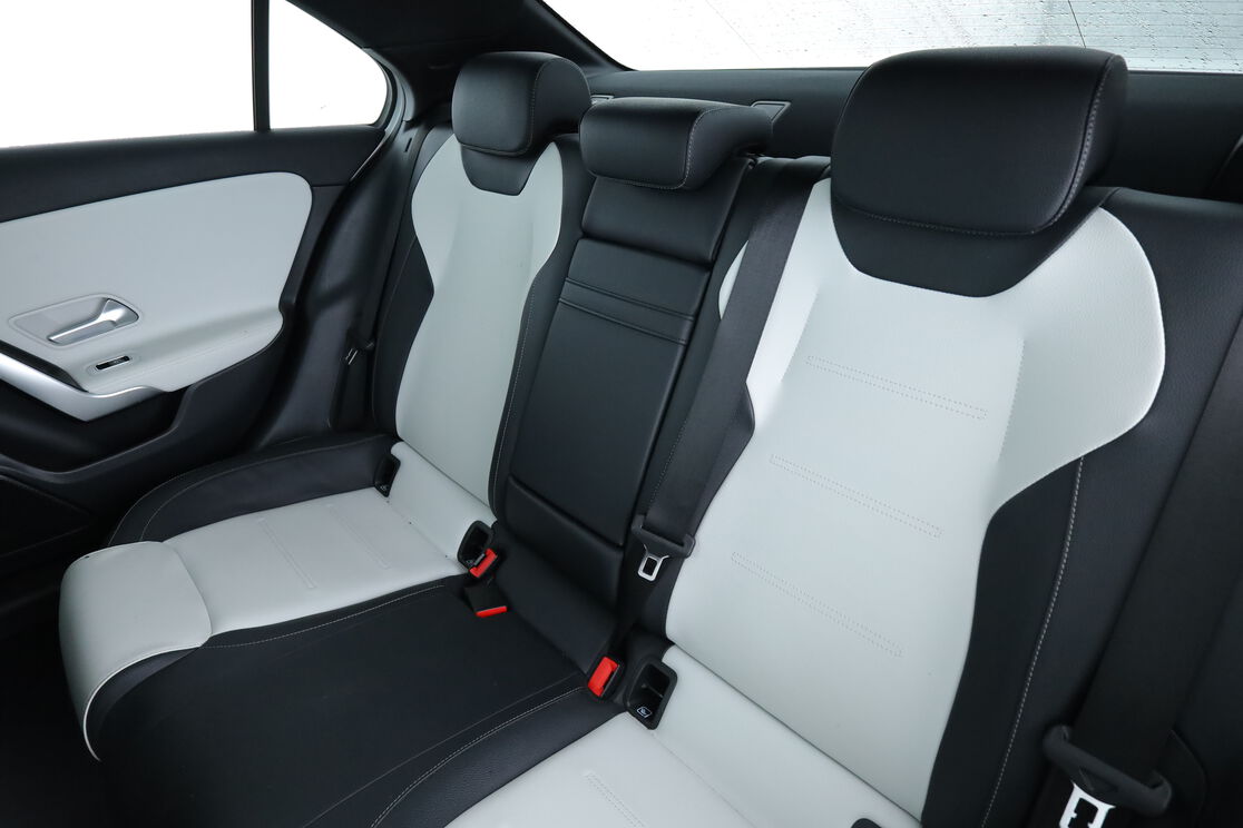 Intérieur sièges arrière depuis le côté conducteur