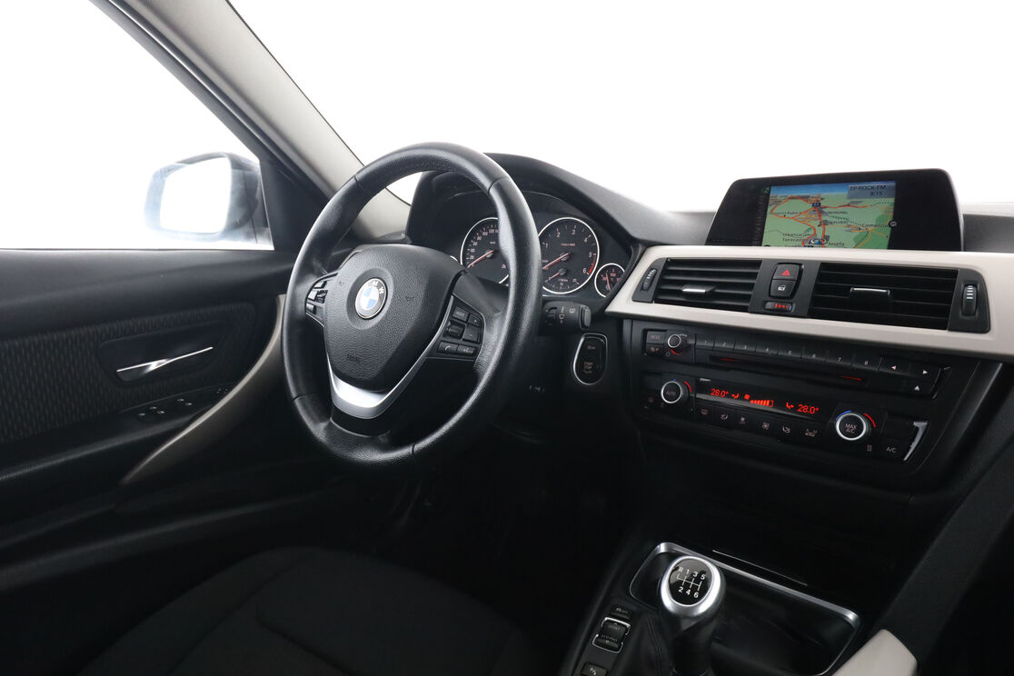 Interior lado del conductor desde el asiento trasero