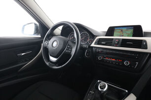 Interior lado del conductor desde el asiento trasero