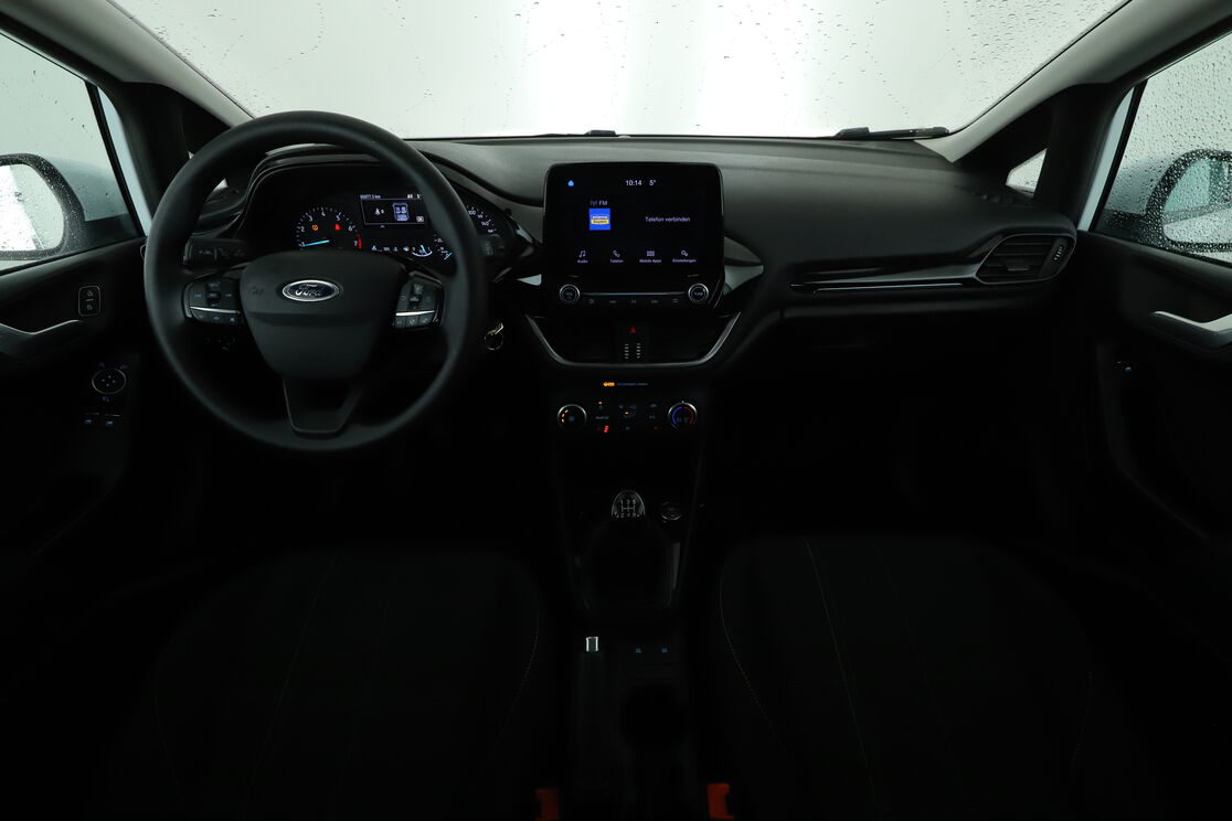 Vorderseite des Innenraums des Cockpits vom Rücksitz aus