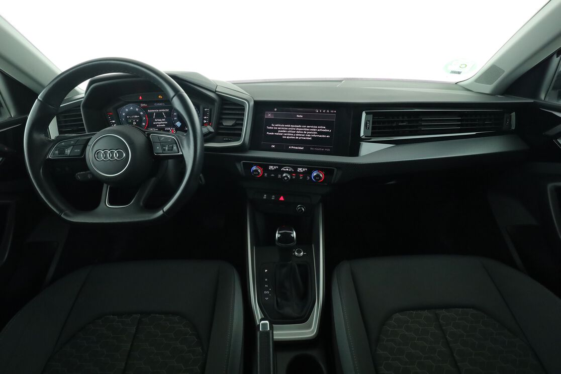 Interior frontal de la cabina desde el asiento trasero