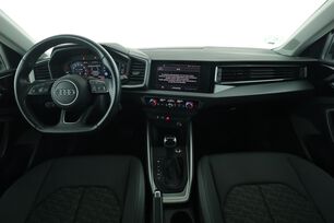 Interior frontal de la cabina desde el asiento trasero