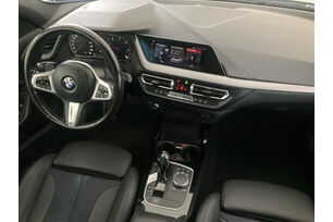 Interno lato guidatore, dal sedile posteriore