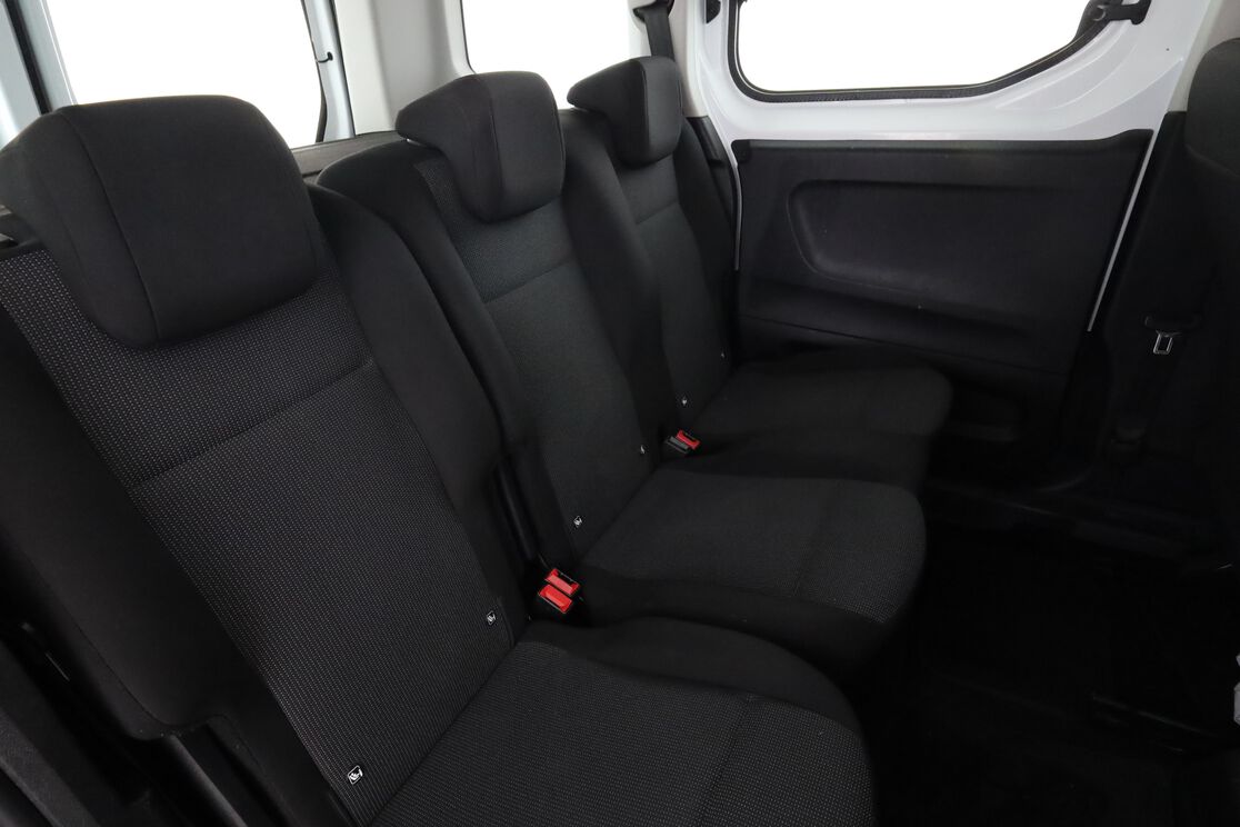 Interior asientos traseros lado del conductor