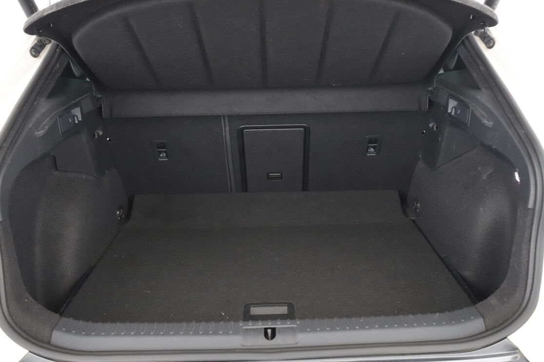 carDetails.imgAlt.interior.9