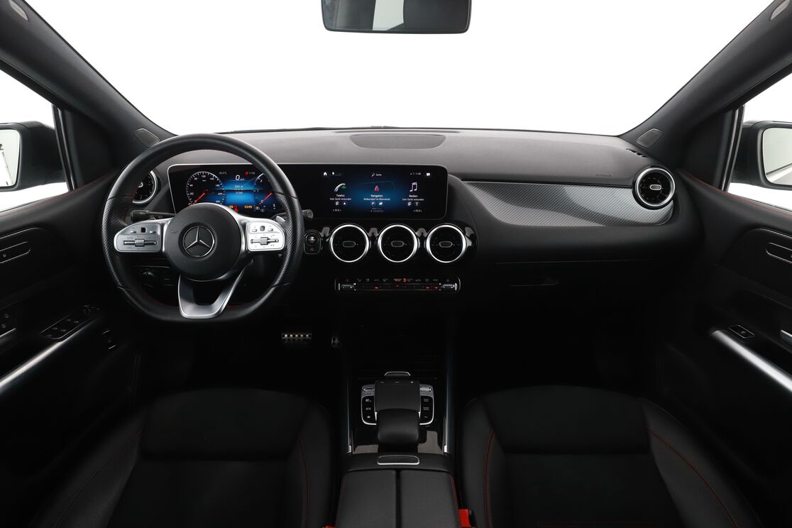 Vorderseite des Innenraums des Cockpits vom Rücksitz aus